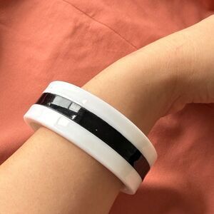 1960s Black and White Circular Mod Flower Power Groovy Bangle